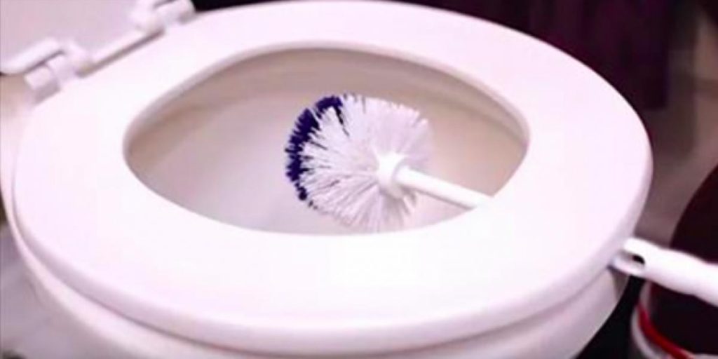 Hun hælder væske i toiletbørsteholderen: Kort efter dufter badeværelset himmelsk