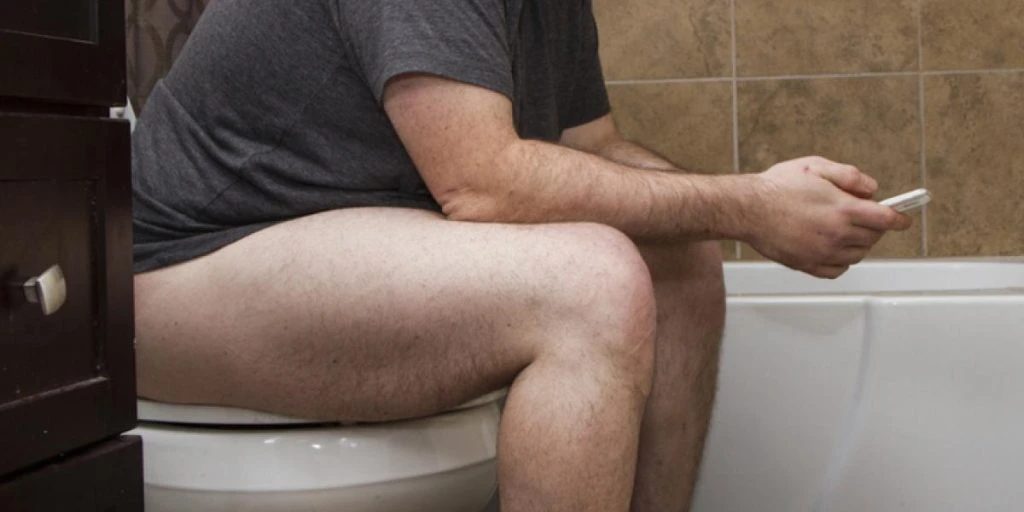 Læge med chokerende afsløring: Hvis du tager mobilen med på toilettet, bør du læse dette
