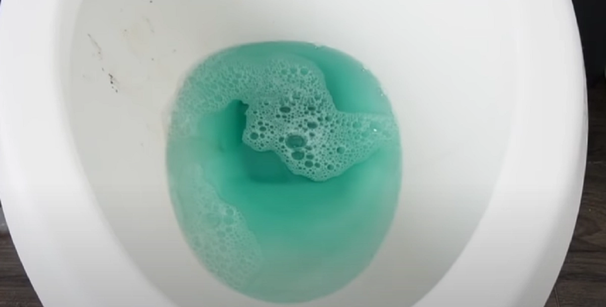 Hun hælder mundskyl i toilettet: Nu er videoen gået hele verden rundt