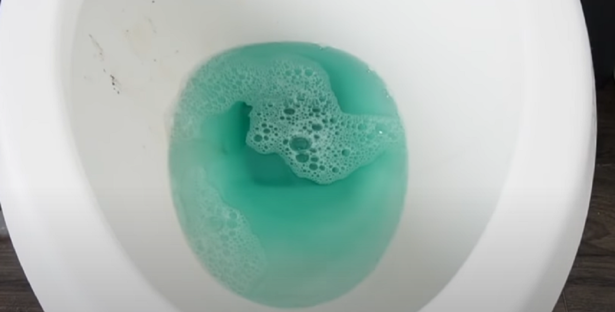 Hun hælder mundskyl i toilettet: 30 minutter senere kan hun ikke tro sine egne øjne