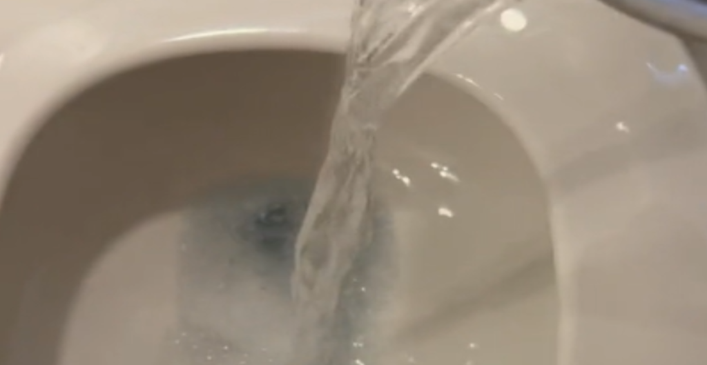 Slut med tilstoppede toiletter: Kvinde deler genial løsning – og det kan klares for en flad femmer