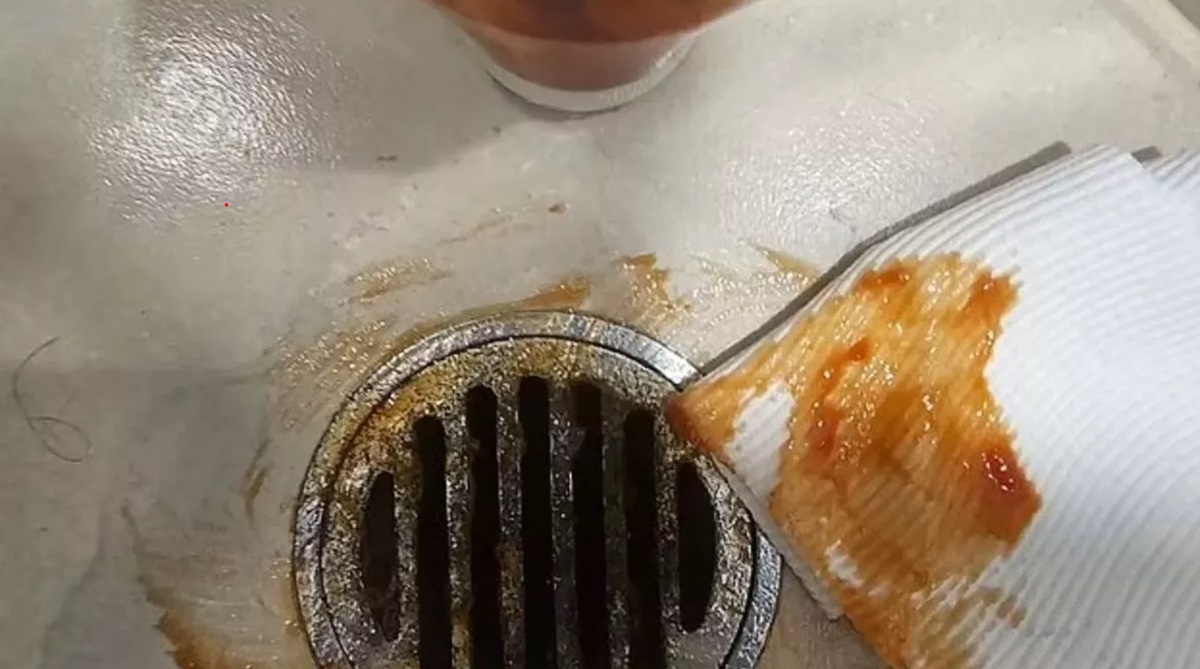 Hun smører tomatsauce på sit rustne afløb: Vent til du ser resultatet 2 timer senere