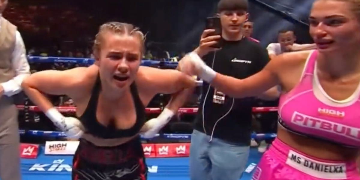 Kvindelig bokser jubler over sejr: Så trækker hun op i toppen og viser ‘godterne’