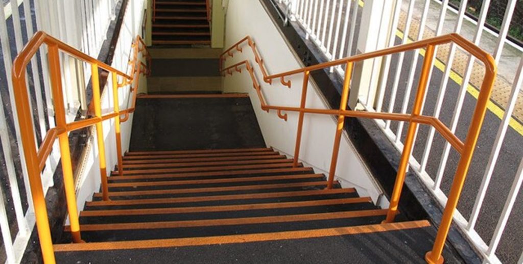 Elevator var lukket på togstation: Stationspersonalet grinte af 29-årig kørestolsbruger da hun kravlede op af trapperne