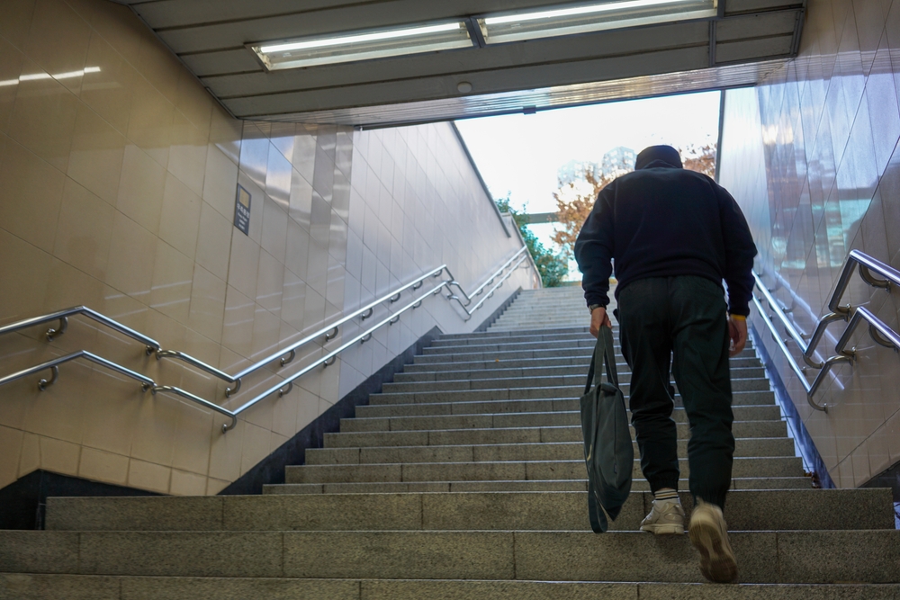 Dette tidlige tegn på demens bliver ofte ignoreres: Folk opdager det, når de går op ad trapper