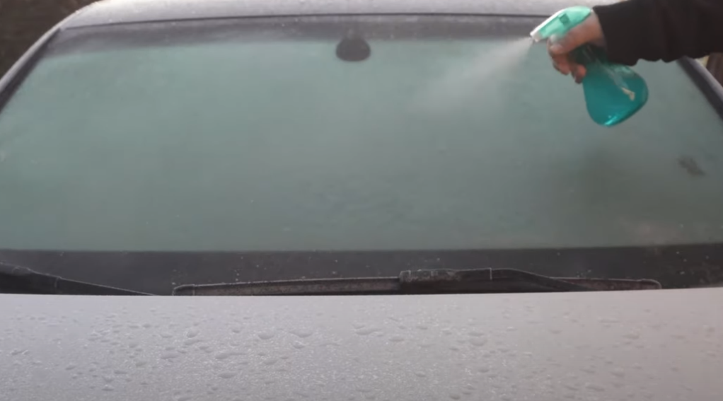 Alle bilejere bør kende disse metoder: Sådan slipper du for is på forruden med et snuptag