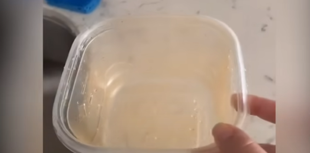 Genialt trick virker på 45 sekunder: Sådan slipper du af med irriterende pletter i Tupperware-bøtterne