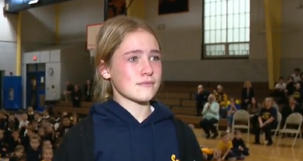 Se den tårepersende video: Skoleklasse blev kaldt ind i gymnastiksalen – i næste øjeblik brød en af pigerne sammen i gråd