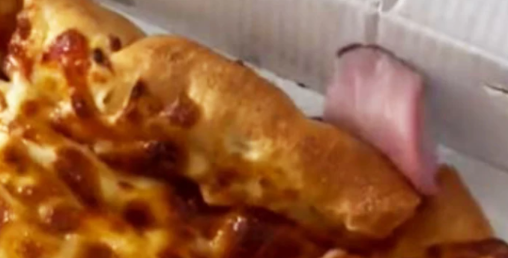 Joe og kæresten gjorde sig klar til at nyde deres pizza: Pludseligt ser de lyserød ting bevæge sig i æsken