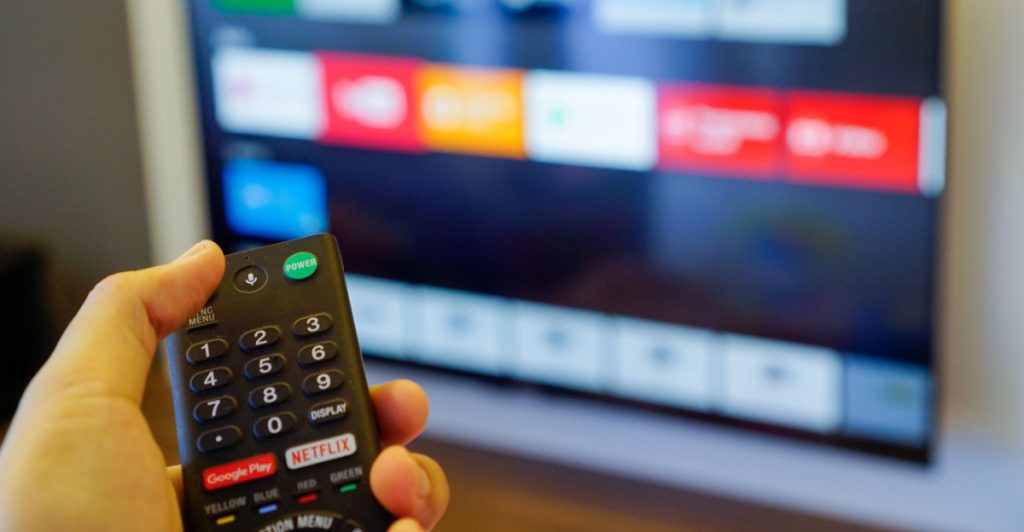 Har du TV’et tændt, i baggrunden? Her er 8 kendetegn du muligvis genkender