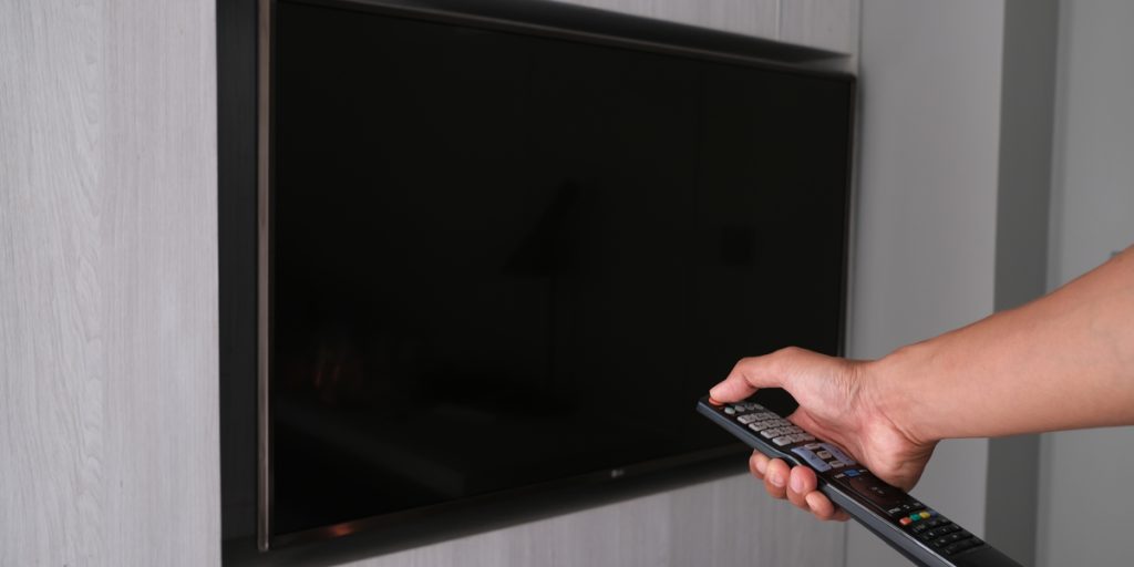 Så mange penge kan du spare ved at slukke dit TV’et på kontakten