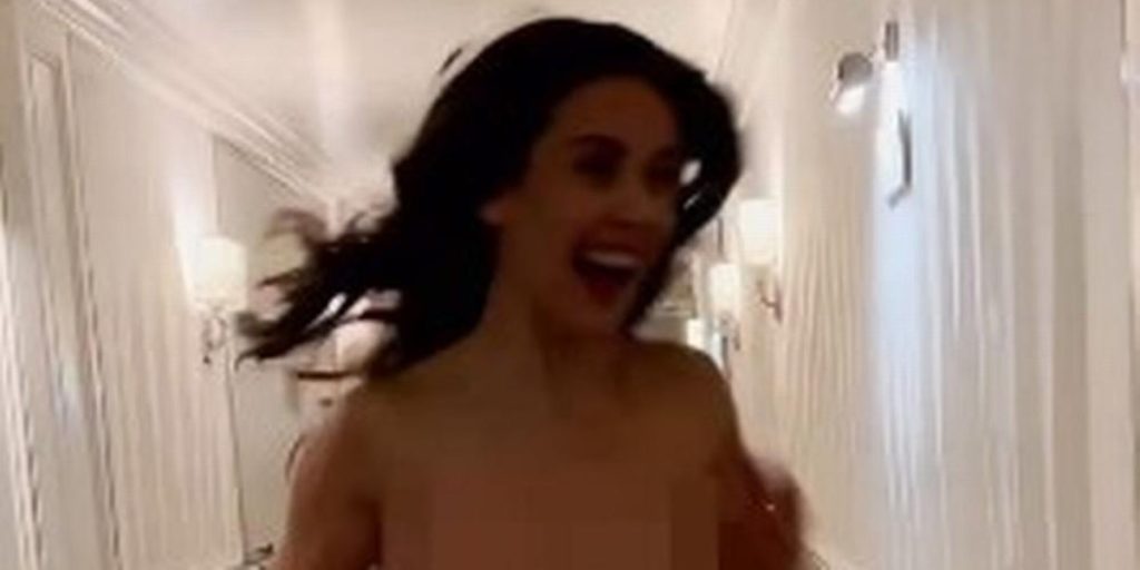 Ville overraske sin mand: Endte med at løbe rundt på hotellets gange uden tøj