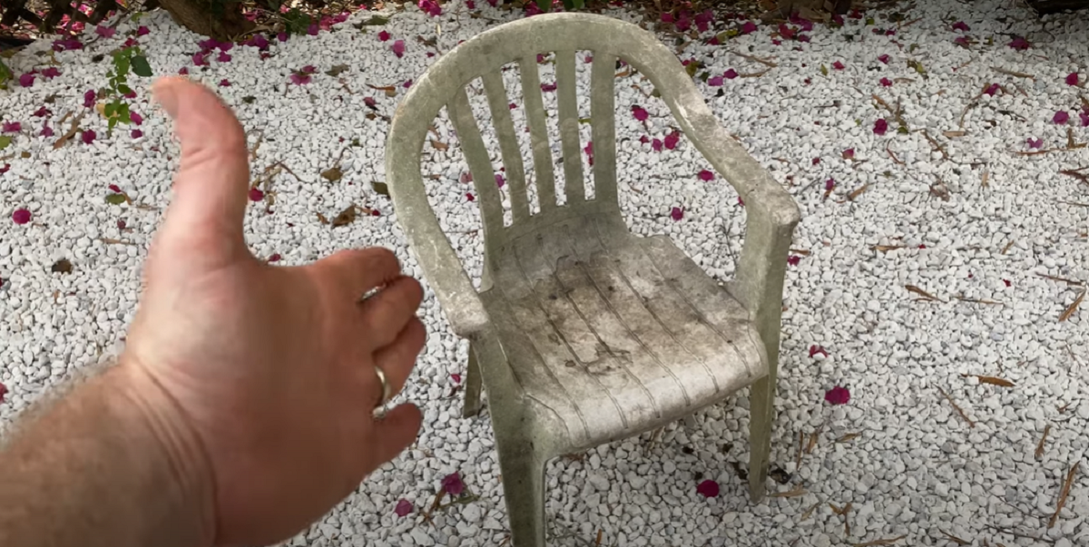 Han gør dette ved sine beskidte udendørsmøbler: Se så hvad der sker