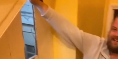 Par deler uhyggelig video: Vent til du ser, hvad de fandt under deres trappe