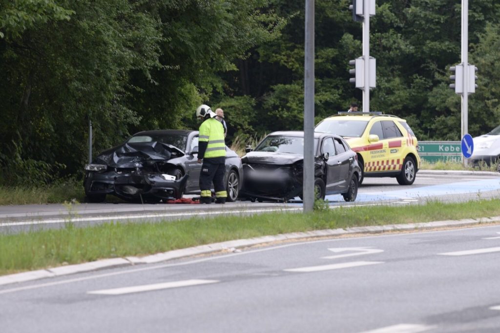 Voldsom ulykke: Flere personer fastklemte