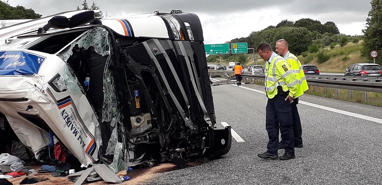 Stort uheld ved Vejle – Lastbil vælter på E45