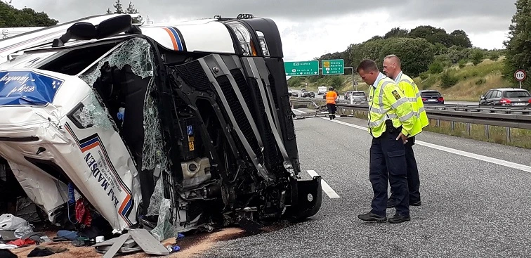 Stort uheld ved Vejle – Lastbil vælter på E45