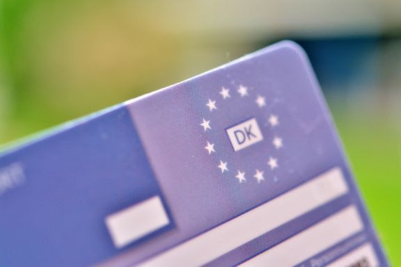 Fejlagtigt: Flere danskere tror det blå sygesikringskort dækker hjemtransport