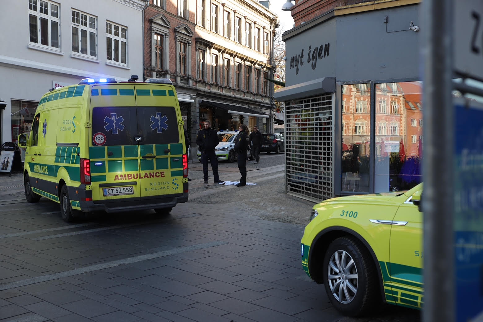 Uhyggelig ulykke: Falder fra 2. sal ned på gågade