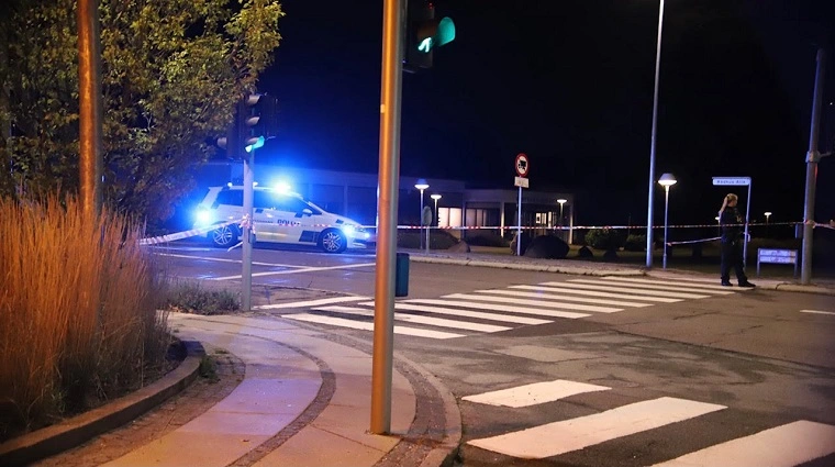 Kører stille aftentur i dansk by: Pludseligt knuses bilruden af sten