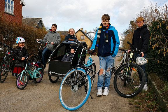 Familie på seks: skilte sig af med to biler – nu cykler de