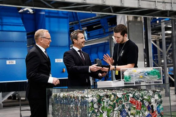 Kronprinsen slår et slag for den grønne omstilling: Åbner ny pantfabrik