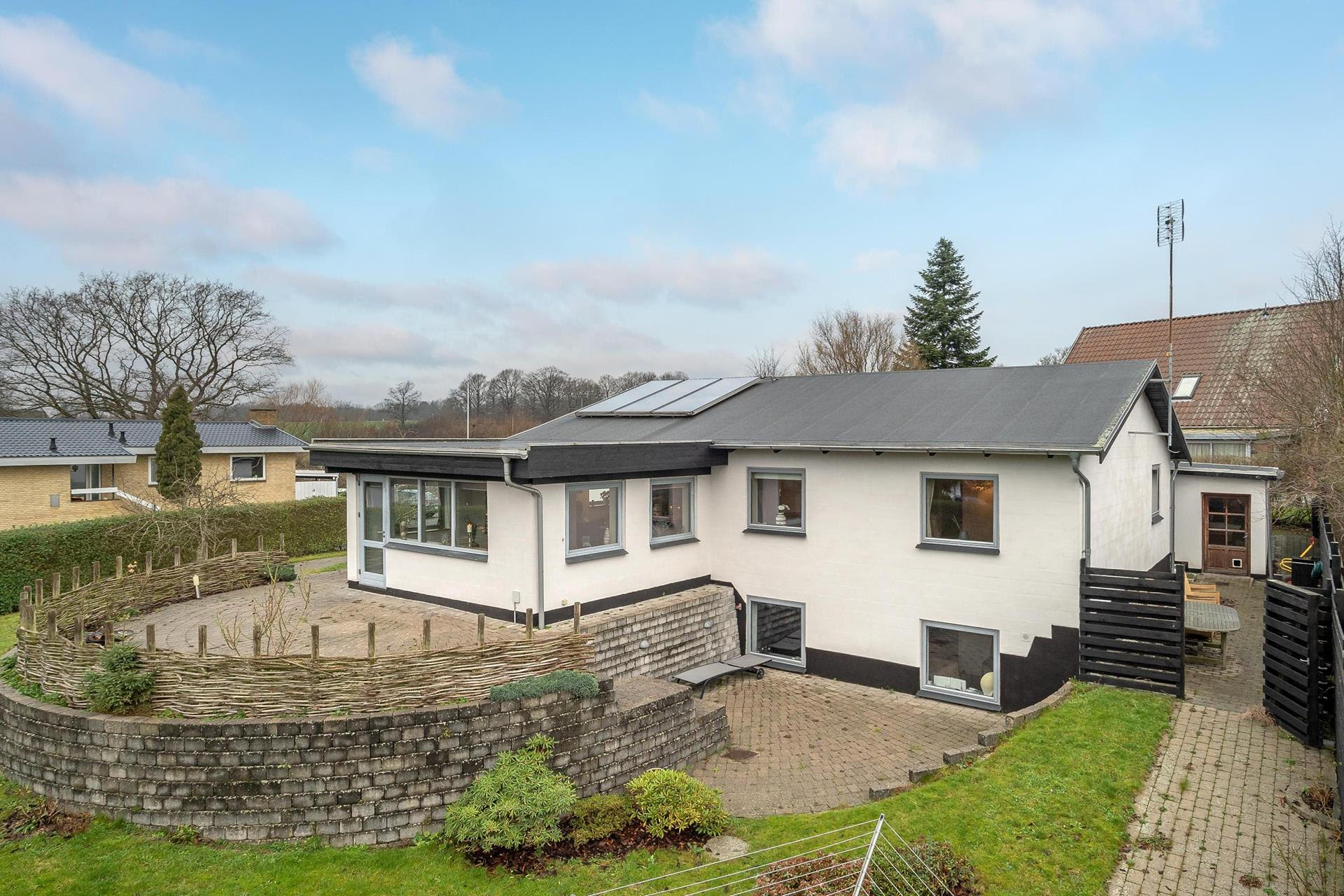 Vild med Dans-prof sælger stor millionvilla efter seks år