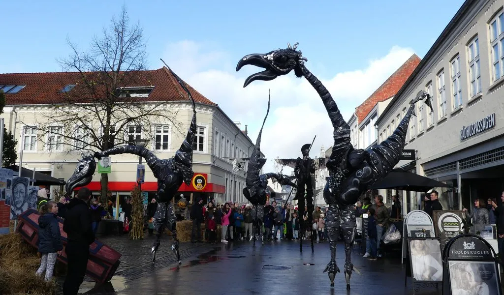 Den Hvide Dame og Spøgelseshunden går forrest i Halloween-parade: Du kan følge trop