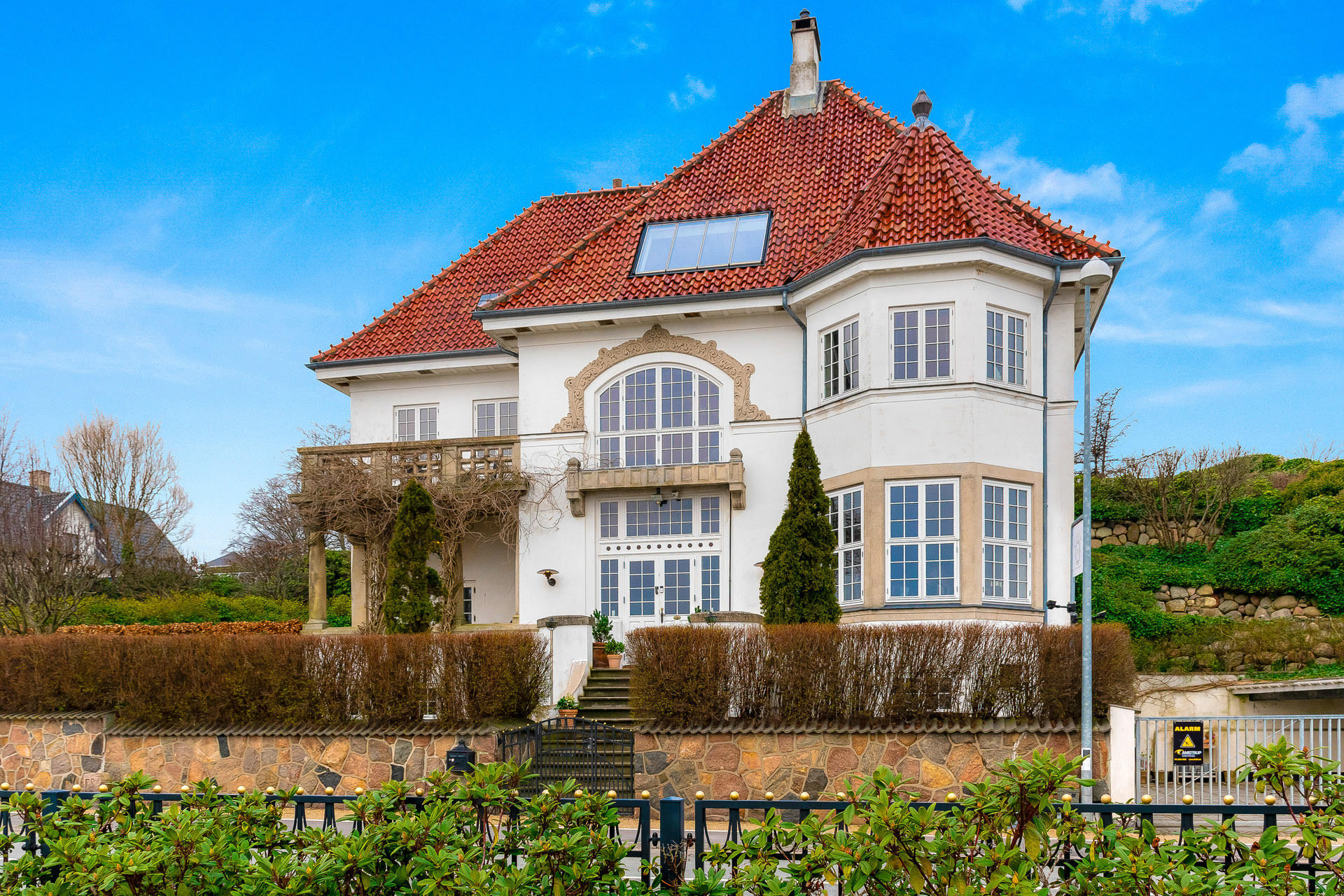 Klovn-kulisse og tidligere bordel: Historisk dansk villa sættes til salg
