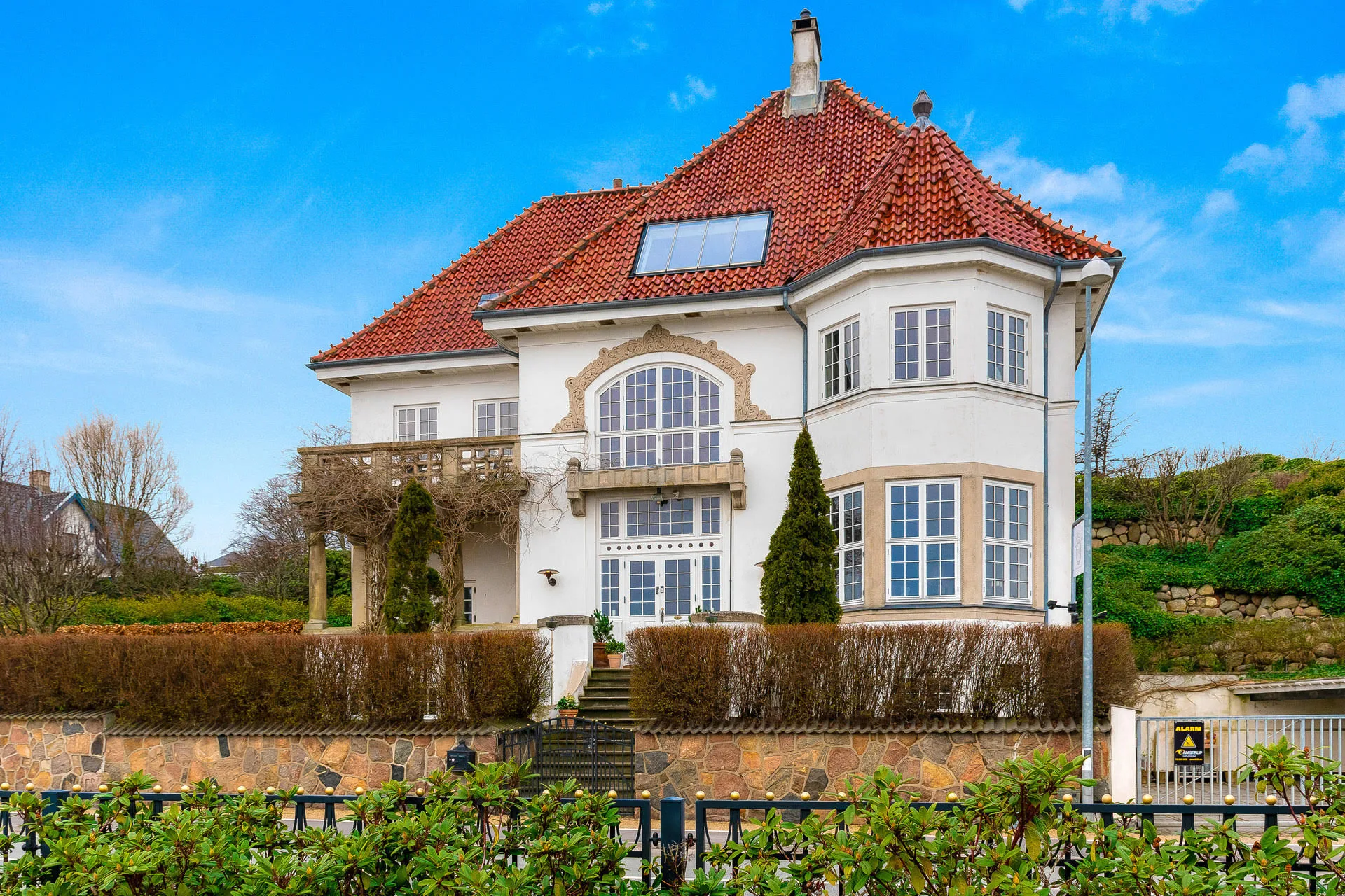 Klovn-kulisse og tidligere bordel: Historisk dansk villa sættes til salg