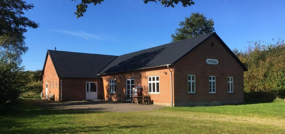 Egnsteater serverer samtaler og frikadeller i Kvols Forsamlingshus