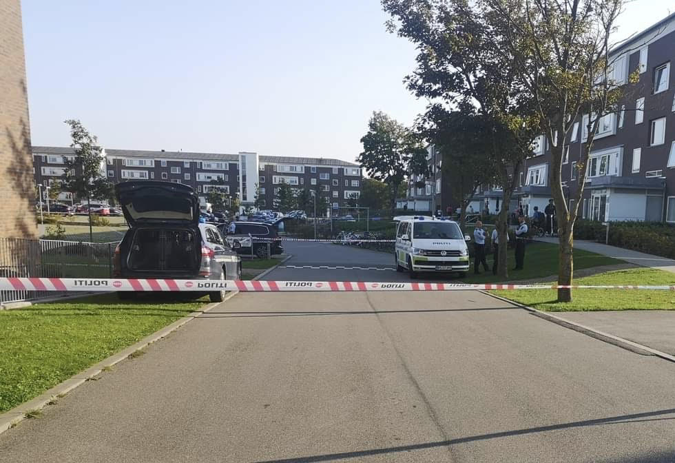 Massiv udrykning: Slagsmål og knivstik