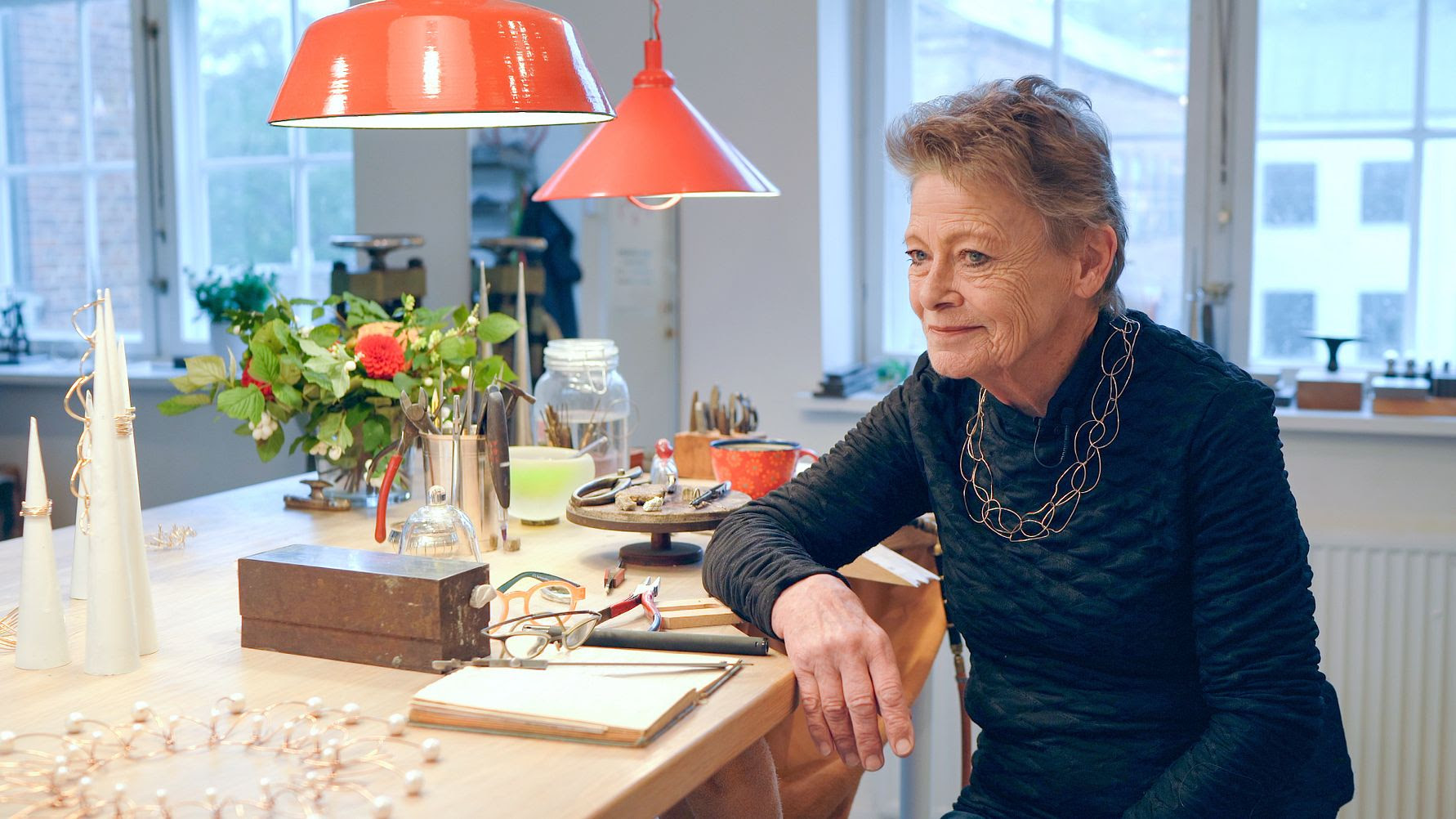 Ikonisk dansk smykkedesigner lukker sin butik: Nu kan smykkerne blive dine