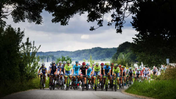 Perfekt timing: Nu kan cykelfans i 59 lande nyde synet af Vejles smukke omgivelser