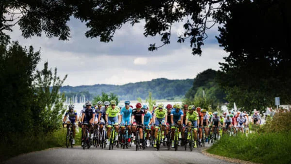 Perfekt timing: Nu kan cykelfans i 59 lande nyde synet af Vejles smukke omgivelser