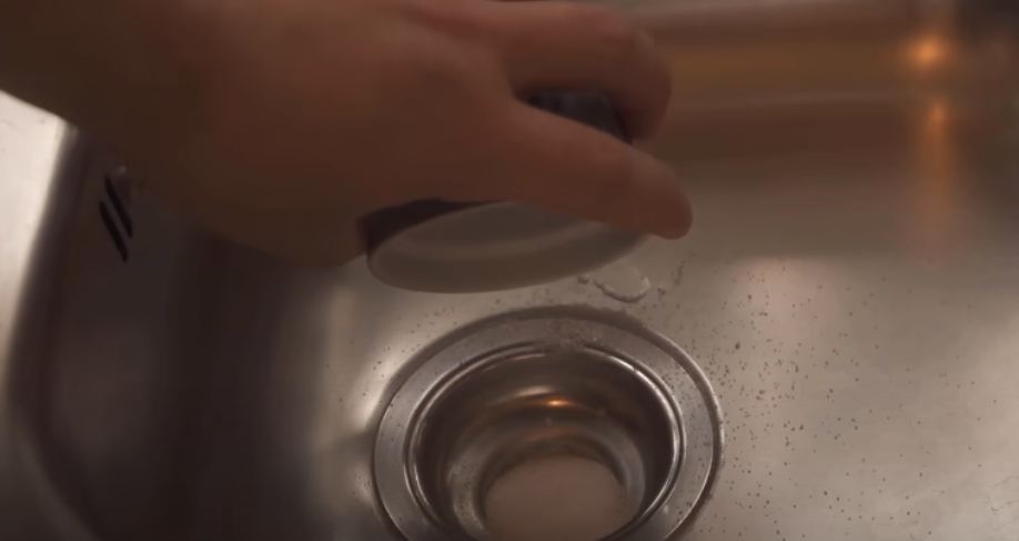 Det findes i de fleste danske hjem: Når du hælder det i afløbet, forsvinder lugten på magisk vis