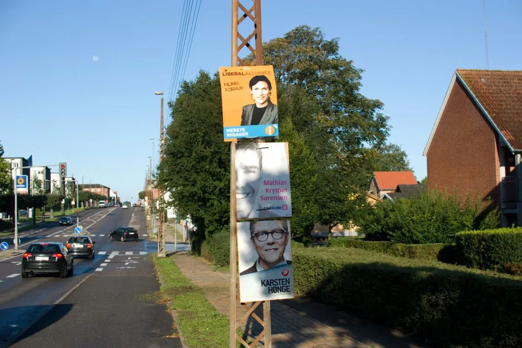 Partier tager kæmpe beslutning: Dropper valgplakaterne i denne kommune