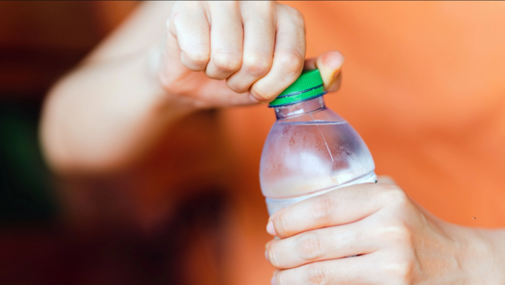 Giftekspert advarer: Her bør du aldrig drikke fra plastikflasker