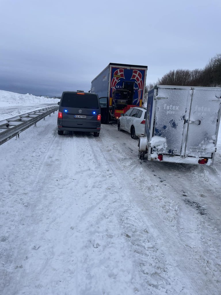 Da Martin hørte om nødlidende trafikanter, kørte han straks i Bilka og fyldte traileren op