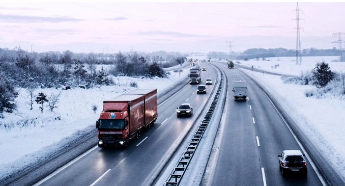 DMI varsler både sne og snefygning: Disse ting bør du have med i bilen