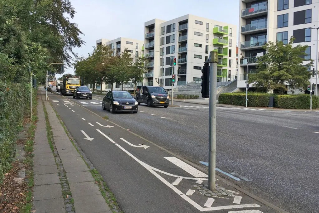 Asfaltarbejde lukker trafikerede veje i Kolding om aftenen og natten: Beboere må forberede sig på støj