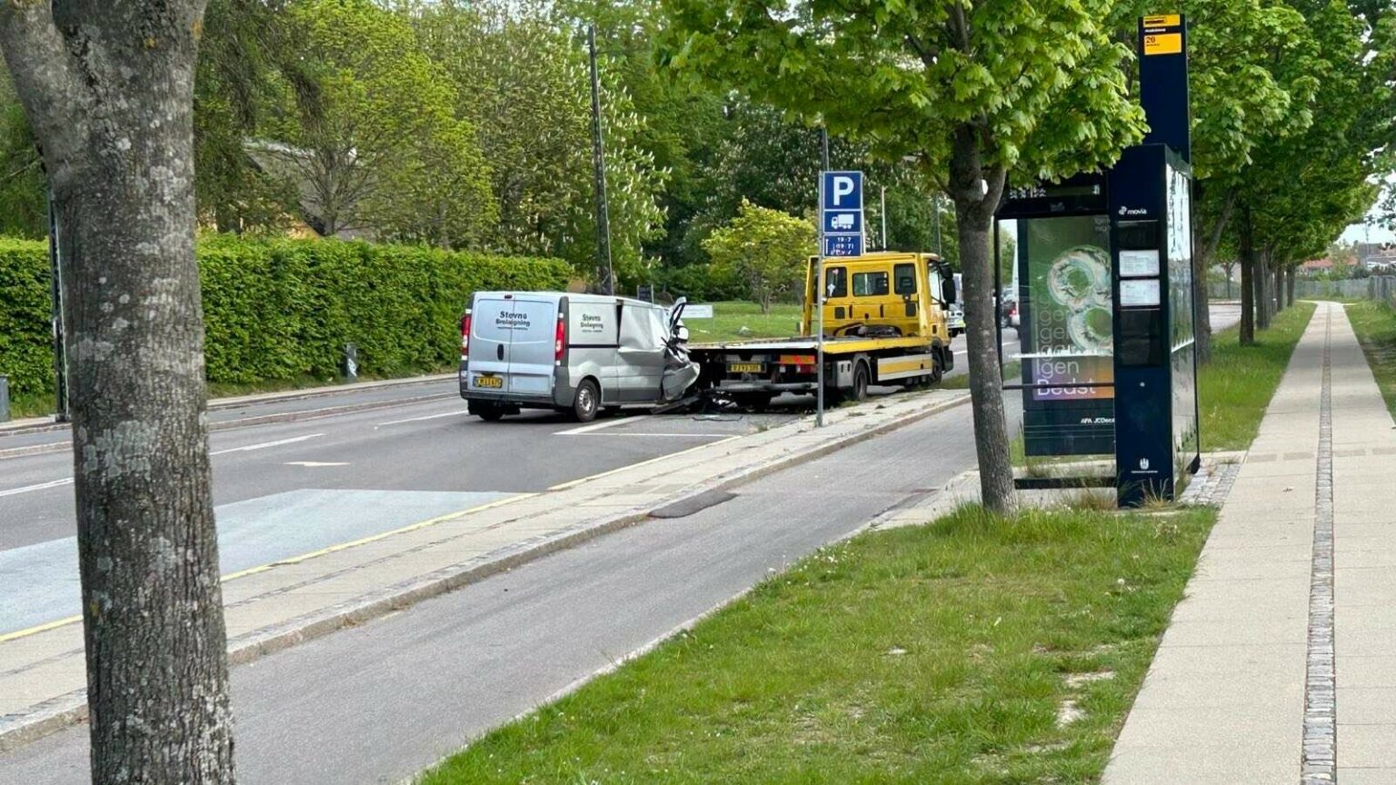 Voldsomt uheld spærrer trafikken: Bilist hastet på hospitalet