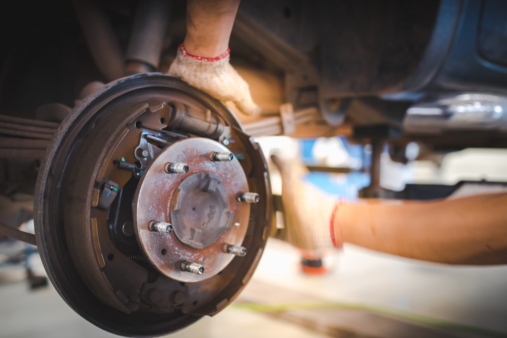 Bilens bremser stod pludselig i flammer: Men producenten mener, at det er helt normalt