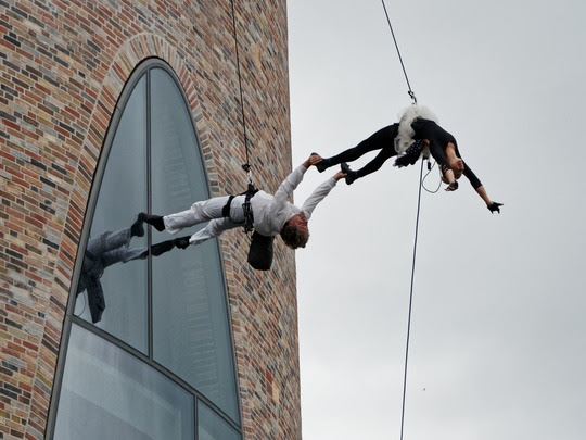 Festuge: Lodret teater på Fjordenhus og omvandrende kunst