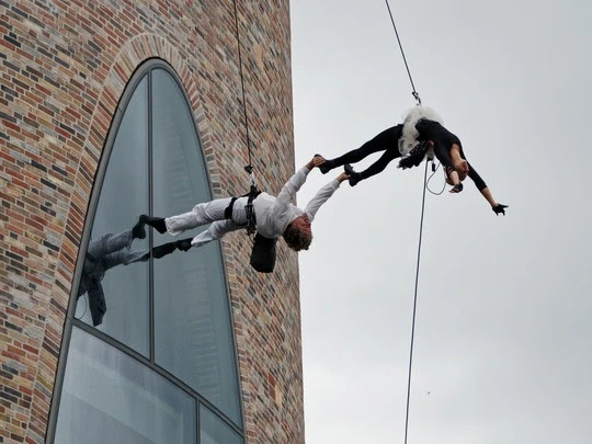Festuge: Lodret teater på Fjordenhus og omvandrende kunst