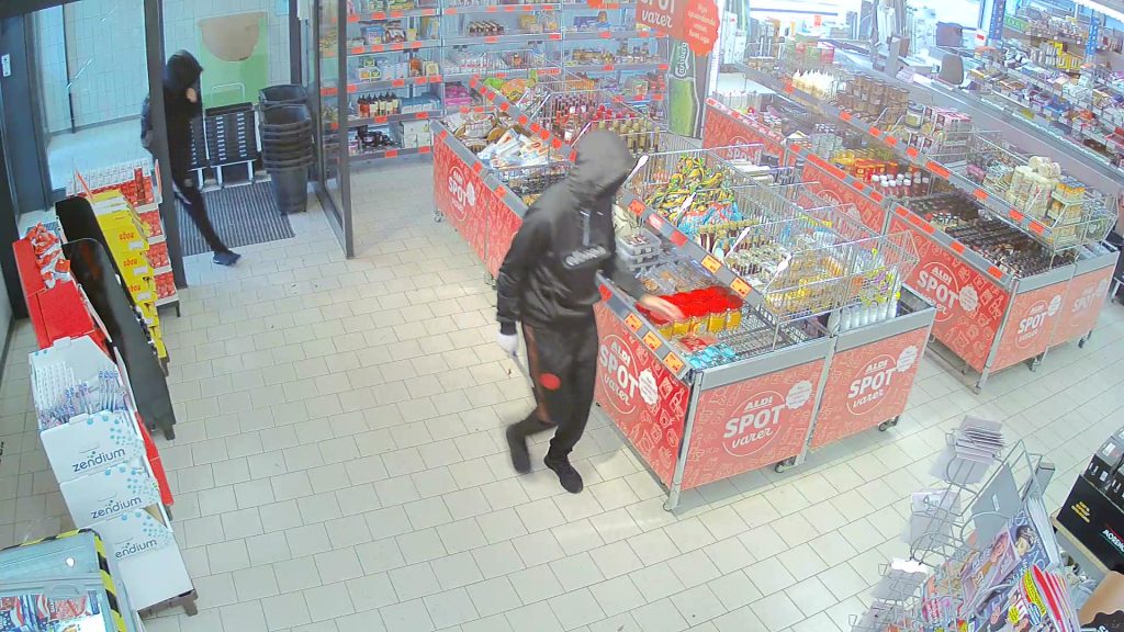 Truede medarbejdere med køkkenkniv under mislykket røveri. Ved du, hvem de er?