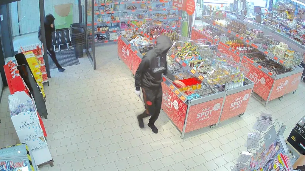 Truede medarbejdere med køkkenkniv under mislykket røveri. Ved du, hvem de er?