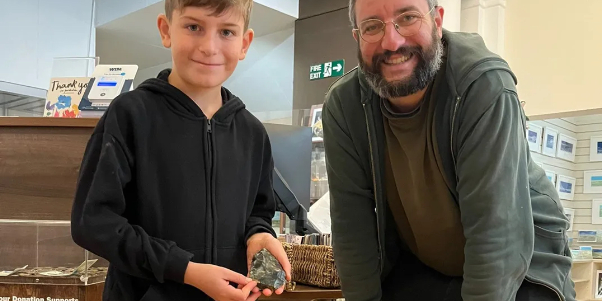 Dreng fandt mærkelig sten på stranden: Så fortalte arkæologer ham, hvad det er