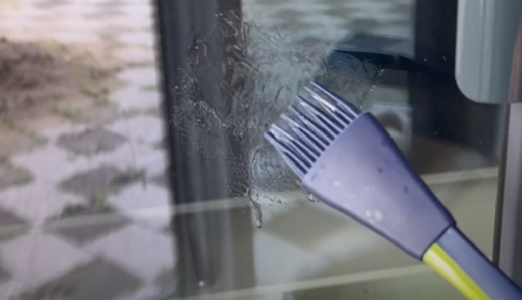 Næsten alle har det i køkkenet – men det er guld værd på dine vinduer