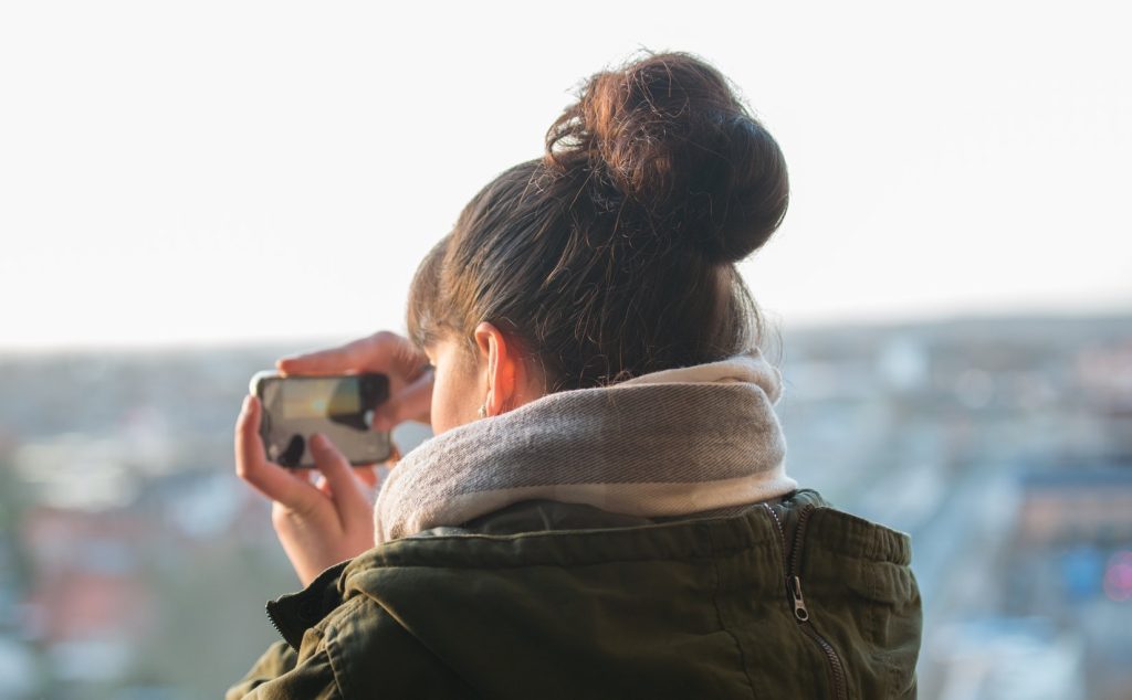 Selfies og skarpe skud – unge piger udstiller billeder af Viborg
